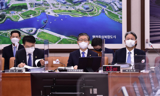 변창흠 국토교통부 장관(가운데)과 차관들이 22일 국회에서 열린 국토교통위원회 전체회의에 출석하고 있다.  <연합뉴스>